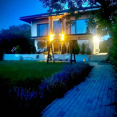 Blue Breeze בית הארחה